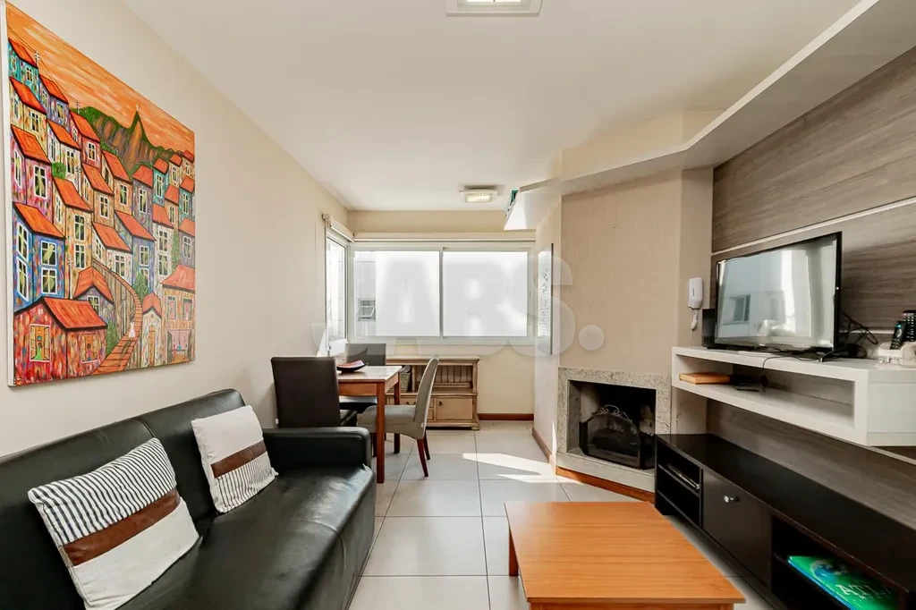 Sala com lareira e estante