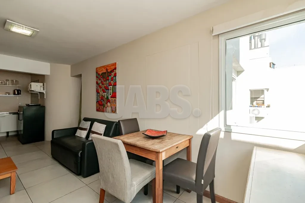 Sala com janela ampla