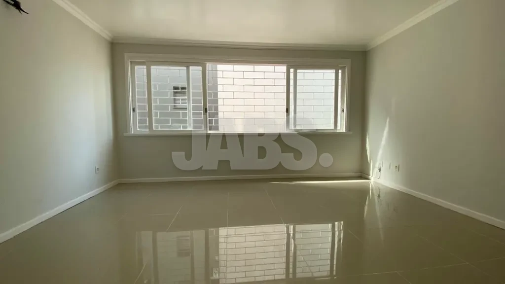 Sala ampla com piso porcelanato
