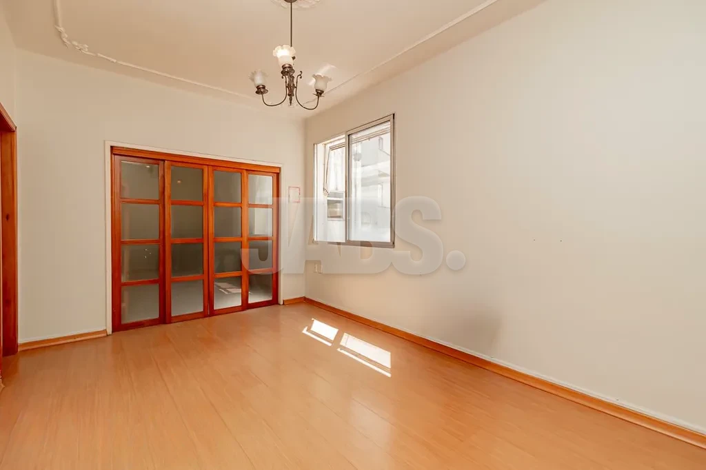 Sala com porta envidraçada
