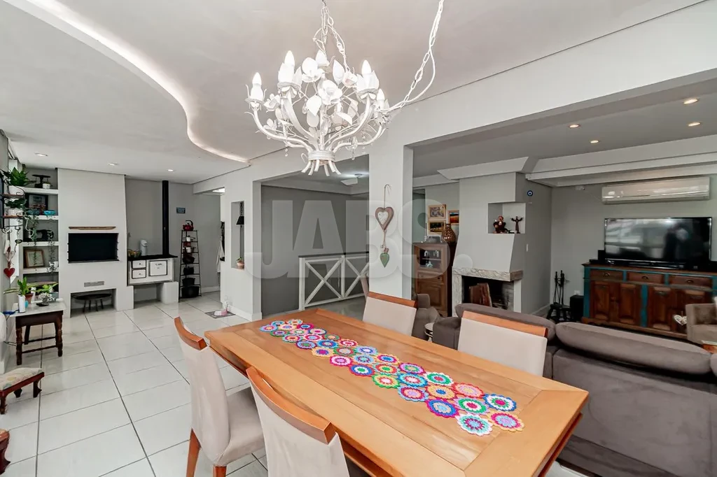 Sala de estar e jantar com lareira