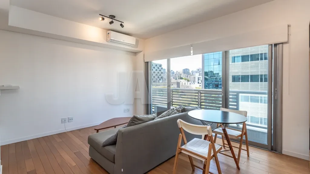 Sala com janelas para a sacada
