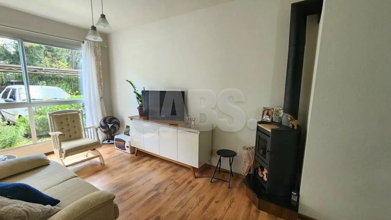 Sala com fogão a lenha