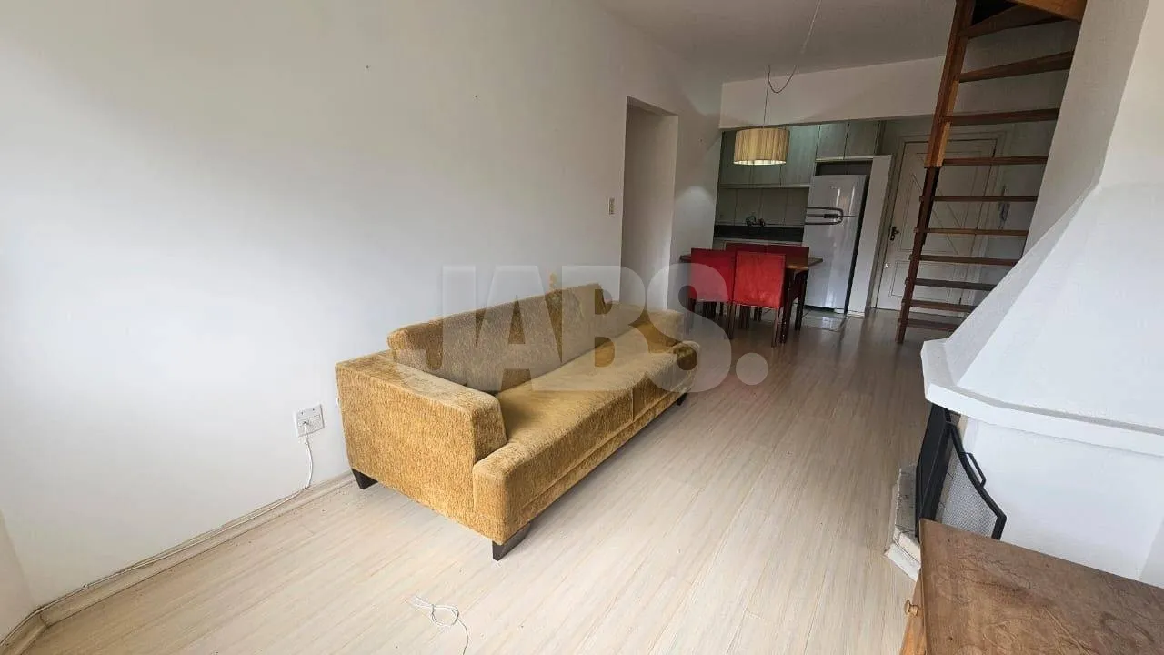 Sala com lareira e escada do duplex