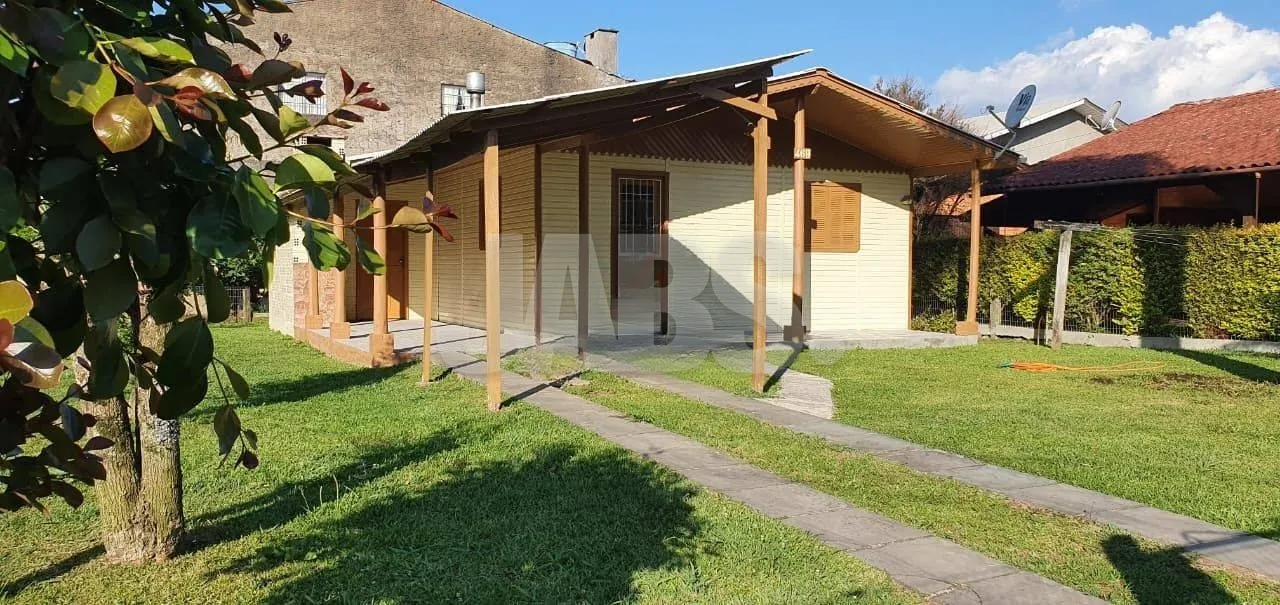Casa de madeira com varanda e gramado