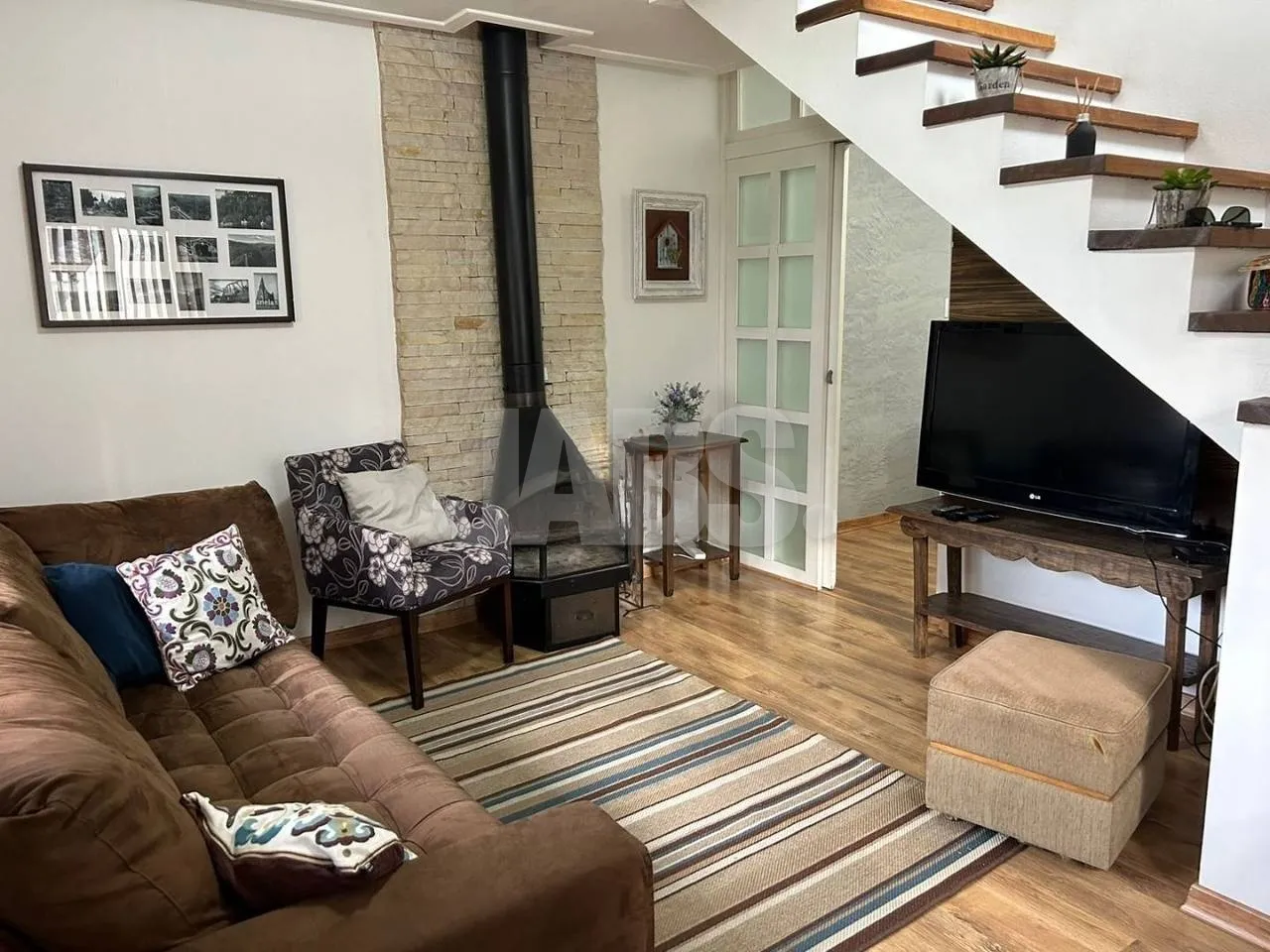 Sala com escada para o andar de cima