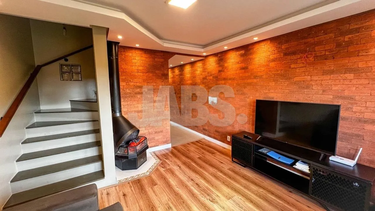 Sala com lareira e parede de tijolos