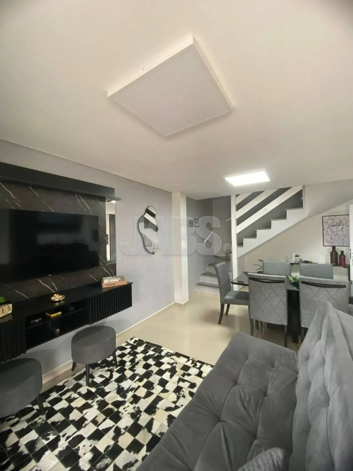 Sala de estar com escada para o andar de cima