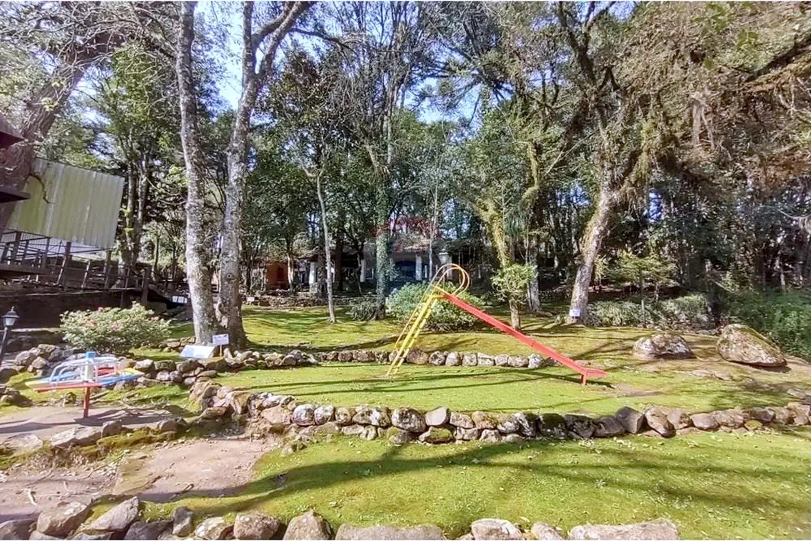 Jardim com playground no condomínio