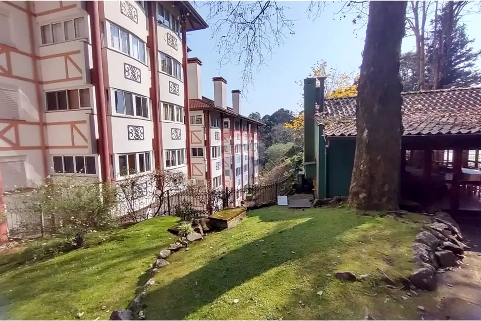 Prédios do condomínio em meio ao jardim