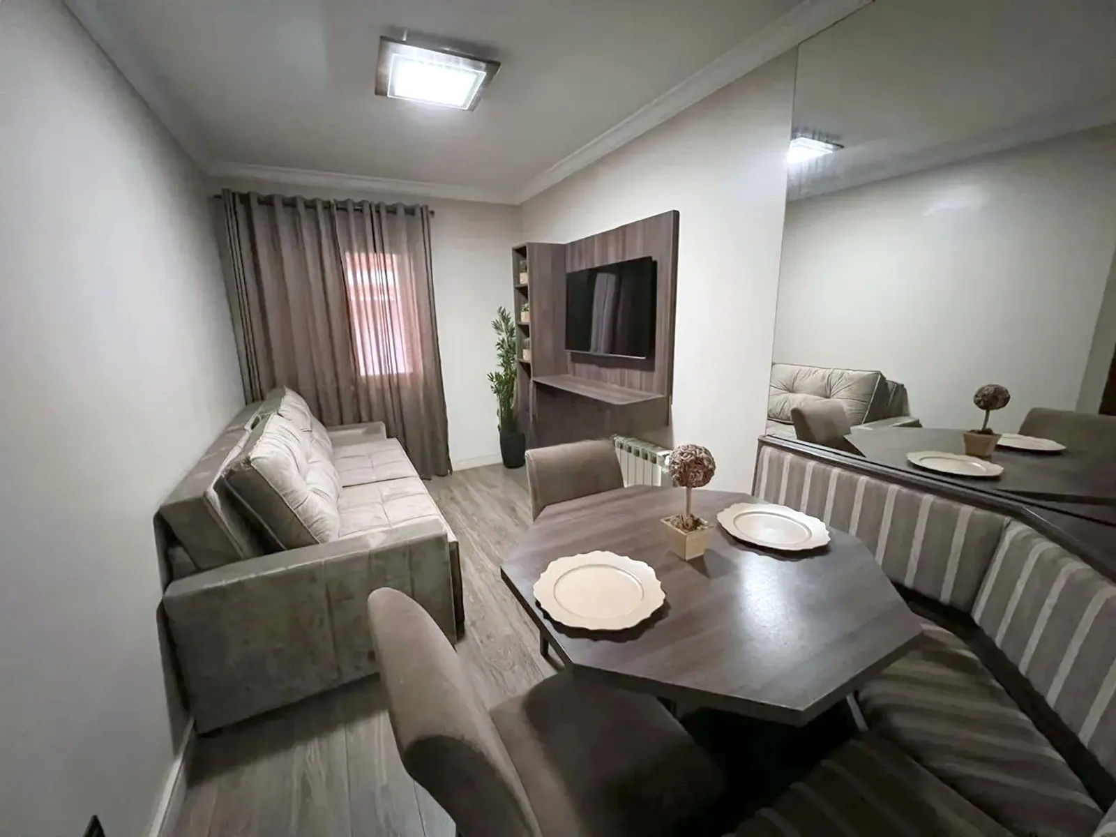 Living com sofá e mesa de jantar