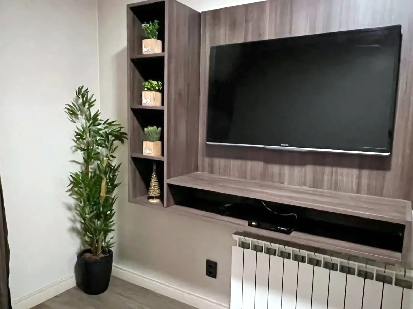 Painel de TV com nichos