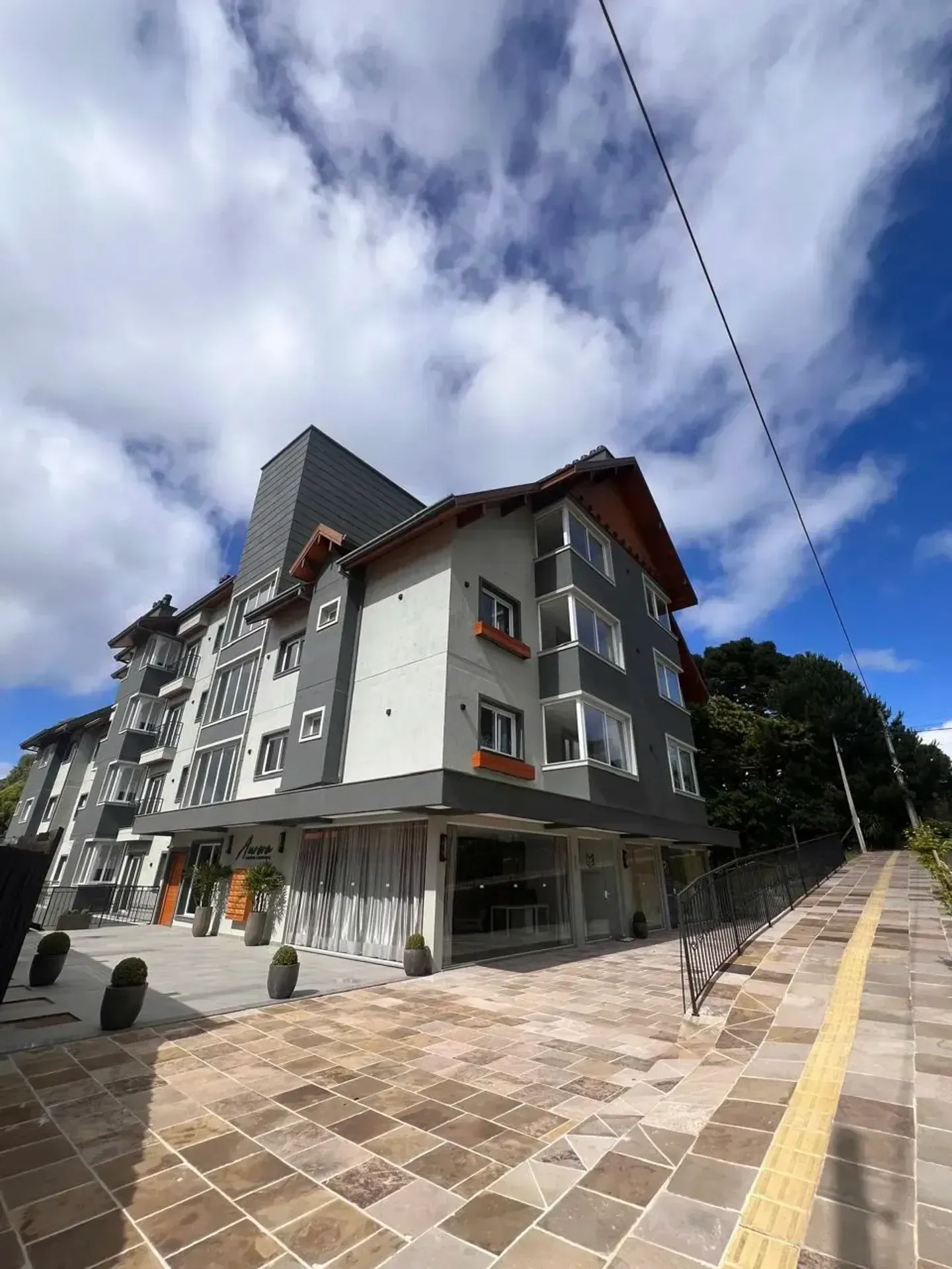 Fachada do Residencial Aurora, no bairro Moura, em Gramado