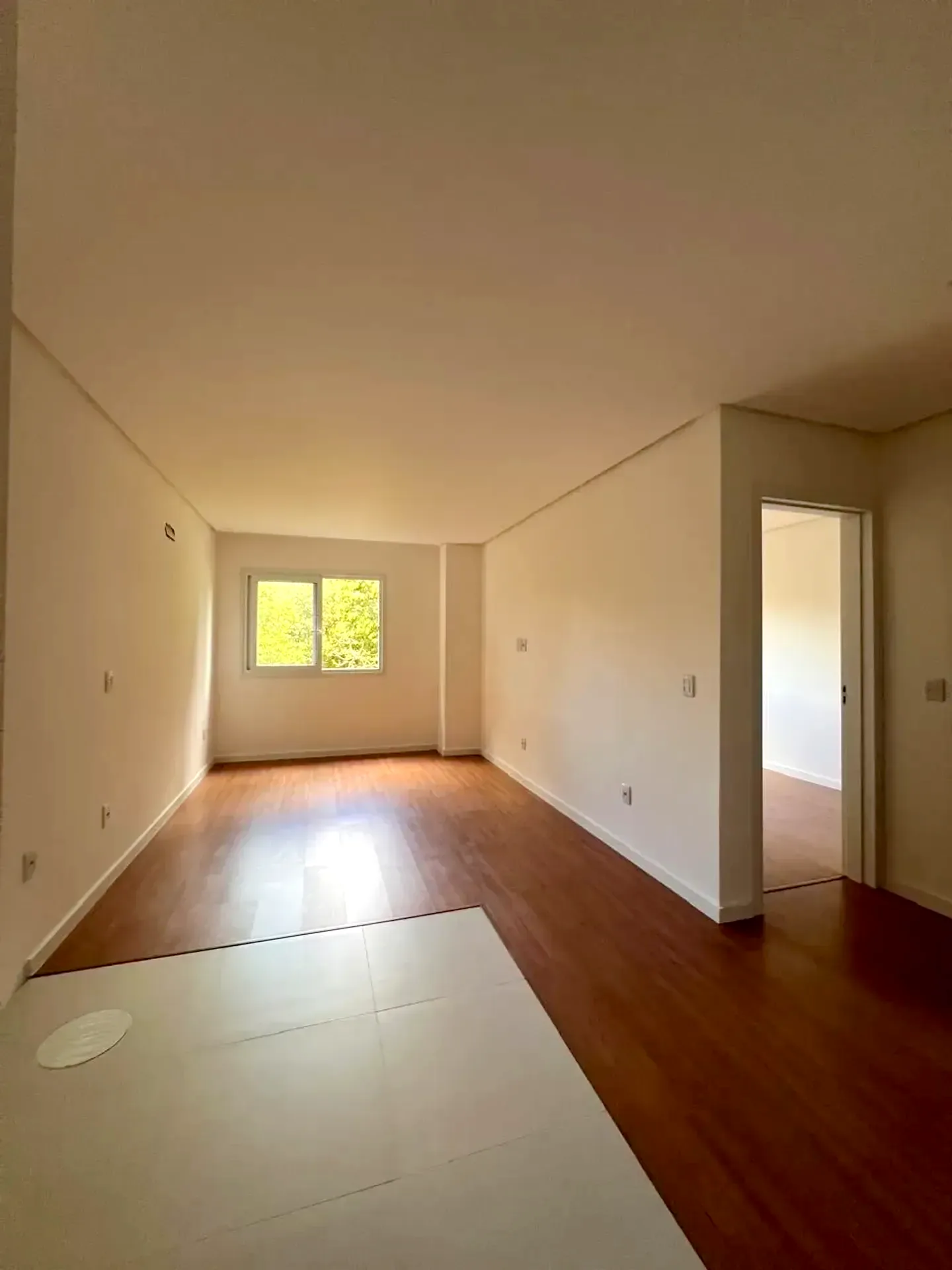 Sala com piso laminado e janela