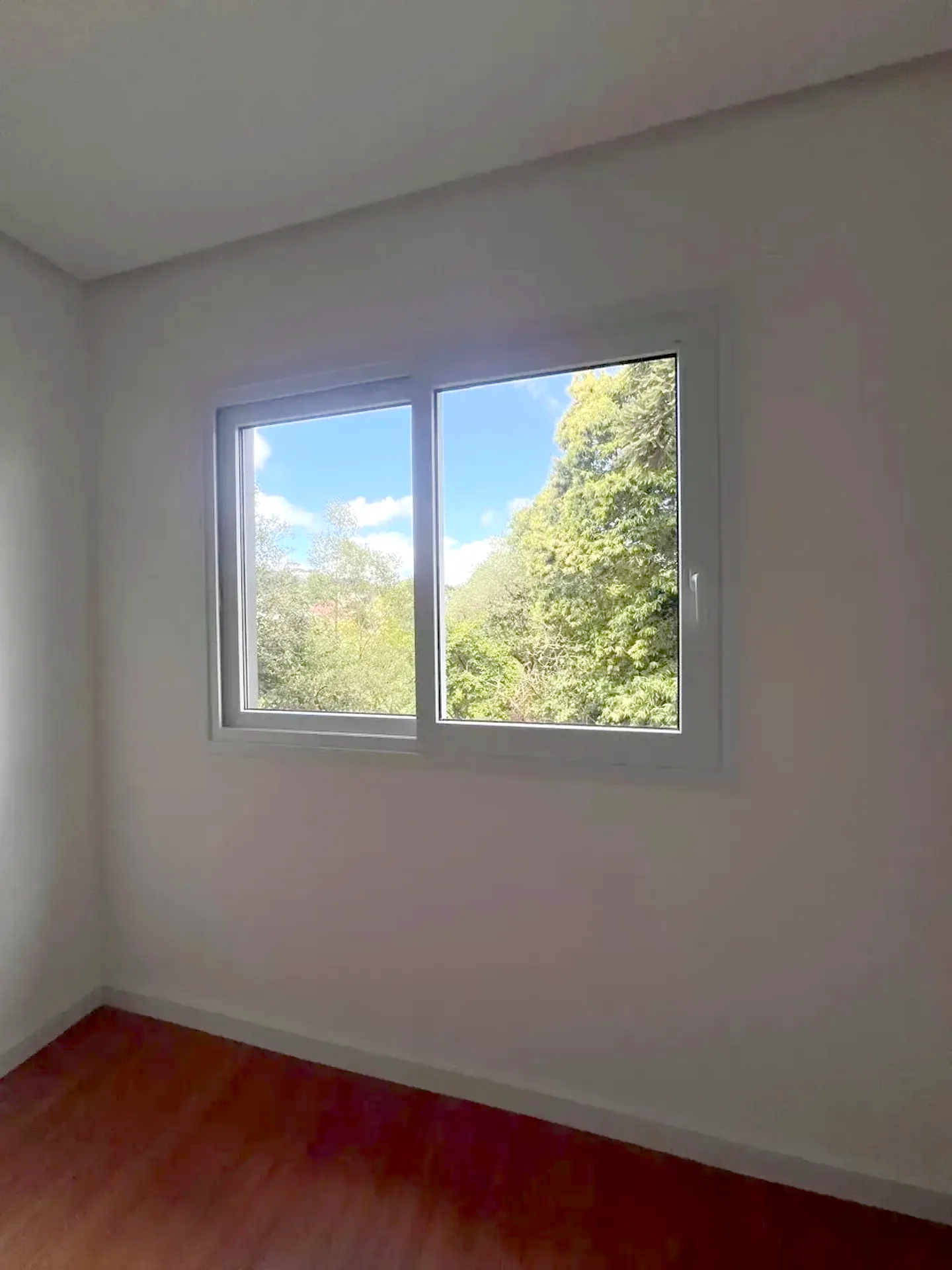 Janela do dormitório com vista para o verde