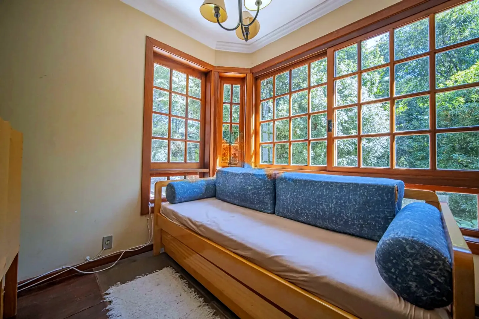 Sala com janelões para o verde