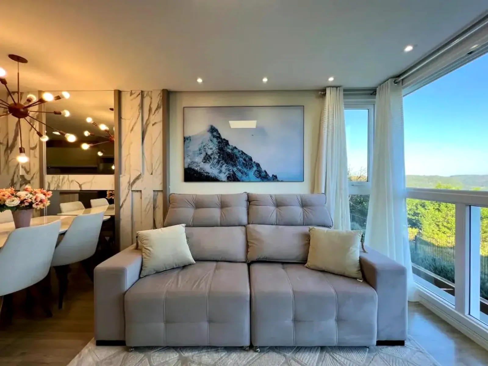 Living mobiliado com janela para o vale, no Carazal, em Gramado