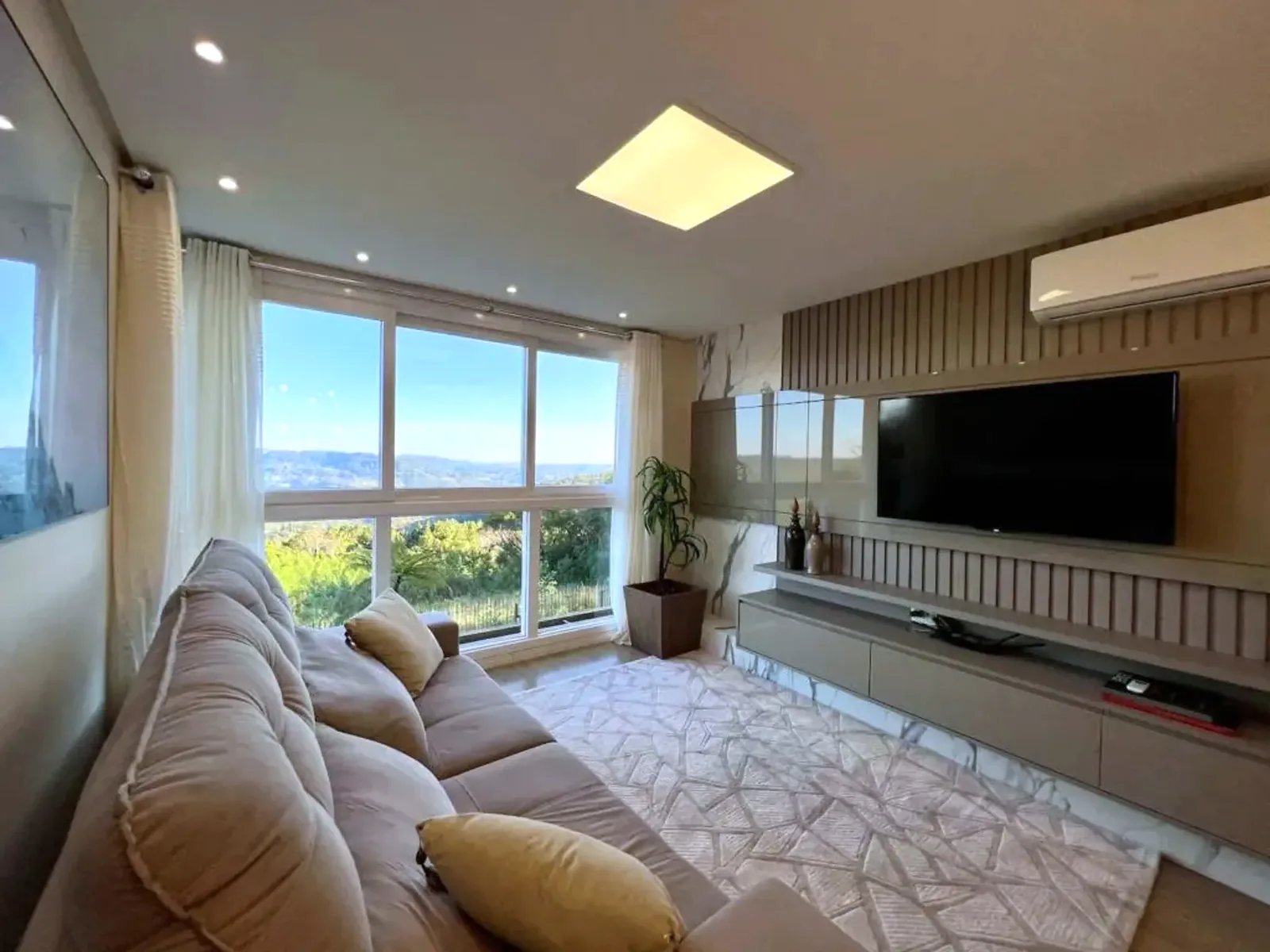 Sala de estar com vista para as montanhas