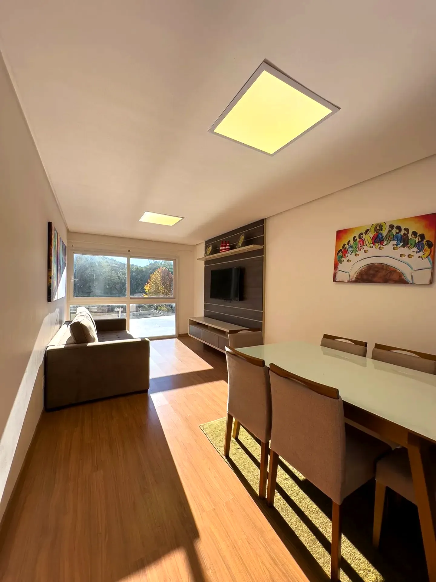 Sala de estar e jantar integradas no Residencial Ventura, em Gramado