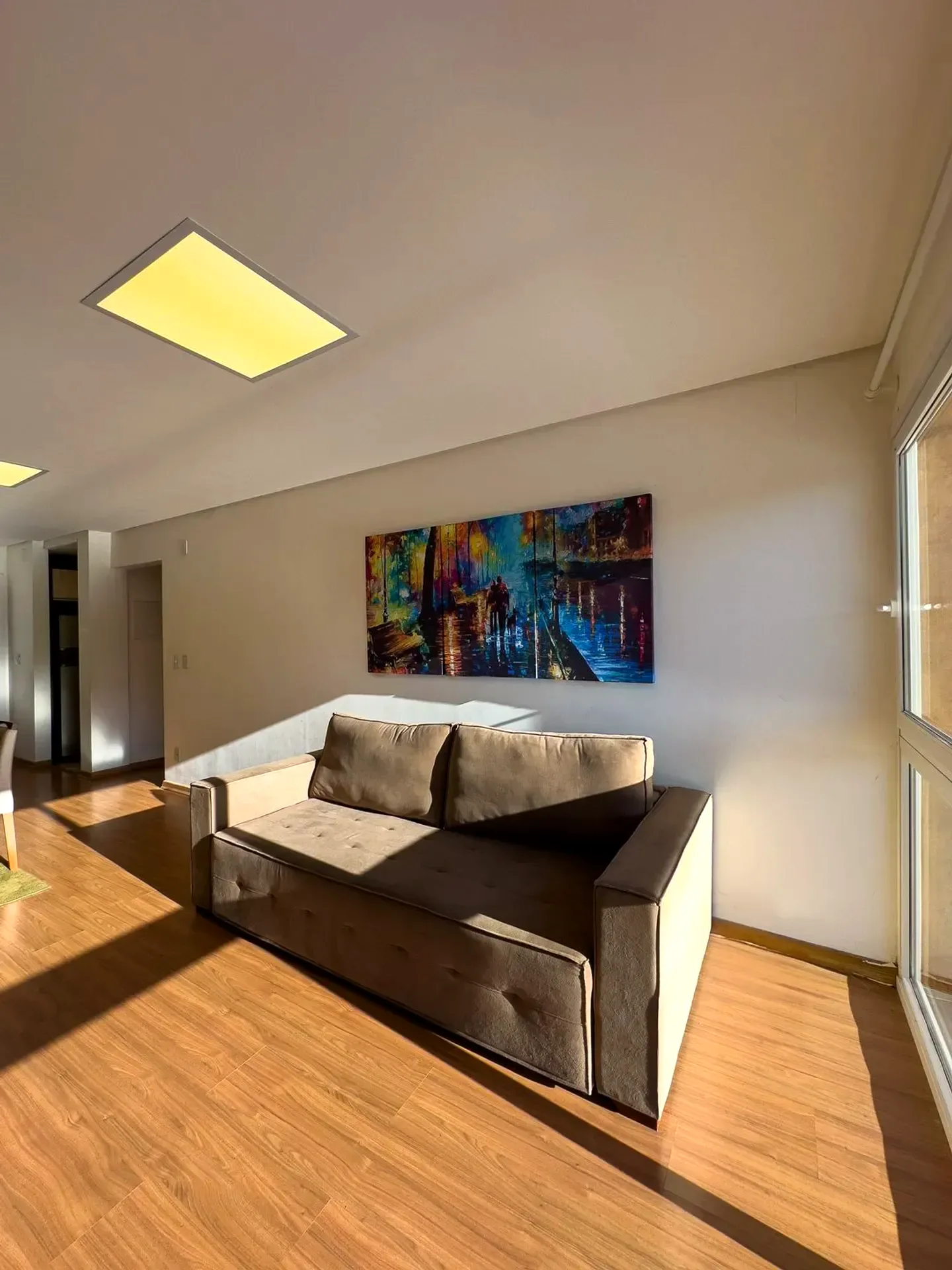 Sala com sofá e janela ampla