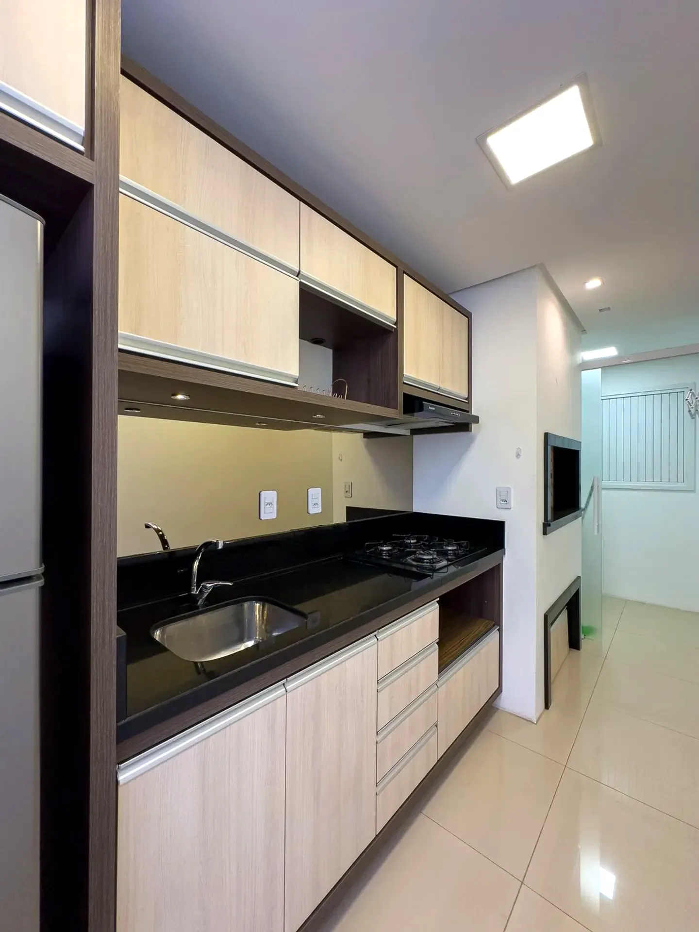Cozinha planejada com bancada escura
