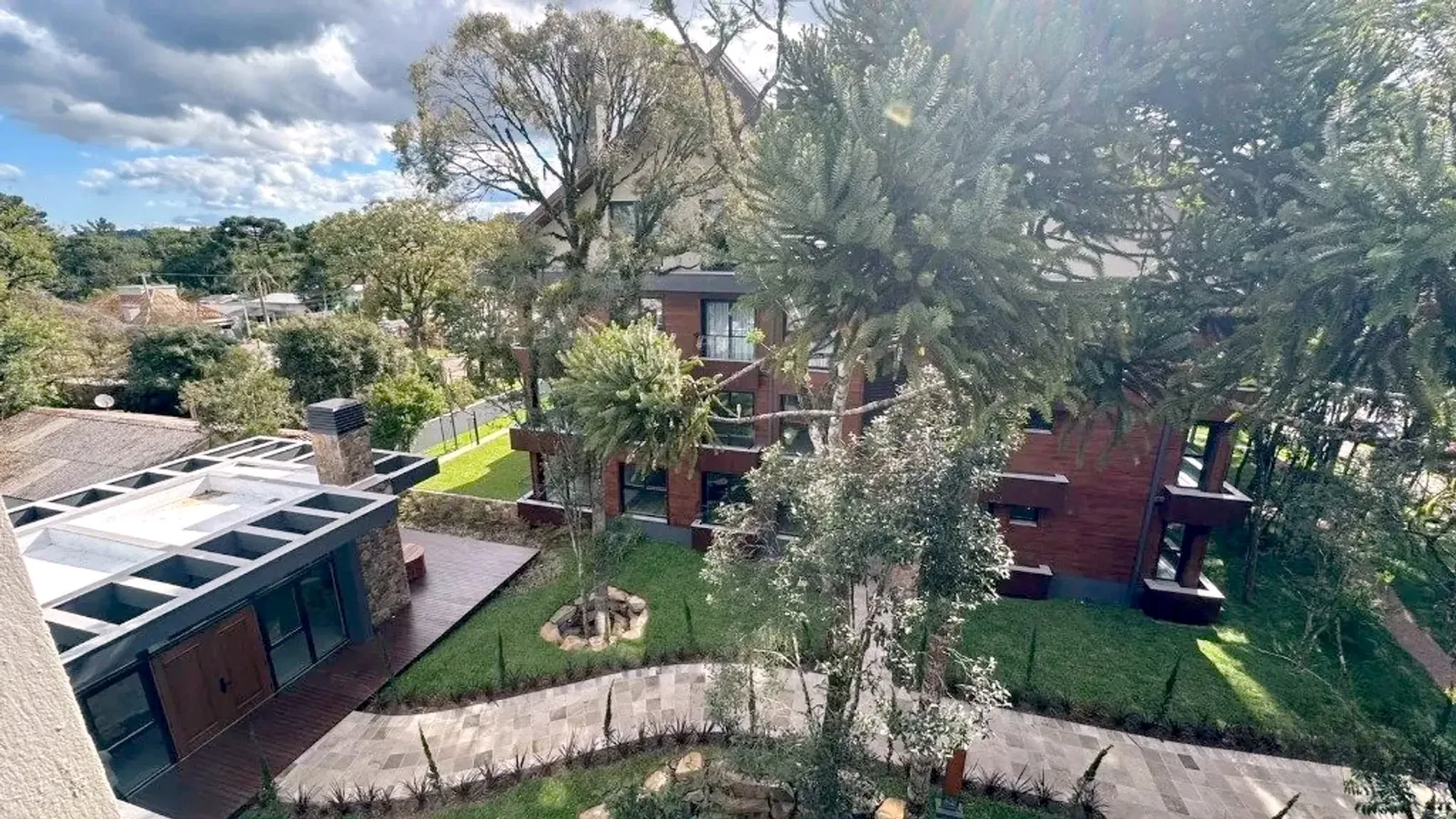 Vista do alto para o jardim e o condomínio