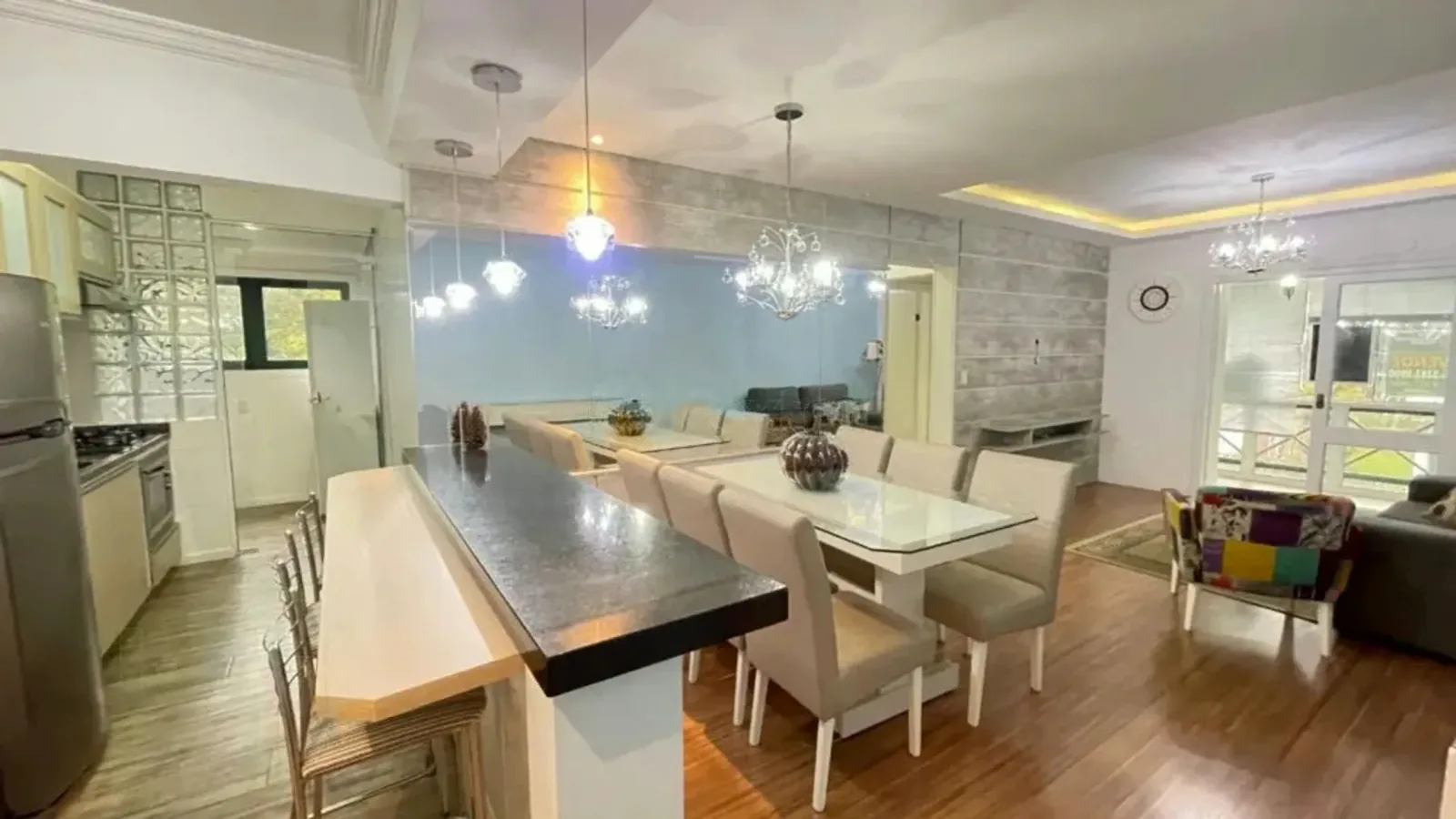 Balcão em granito que integra cozinha e sala
