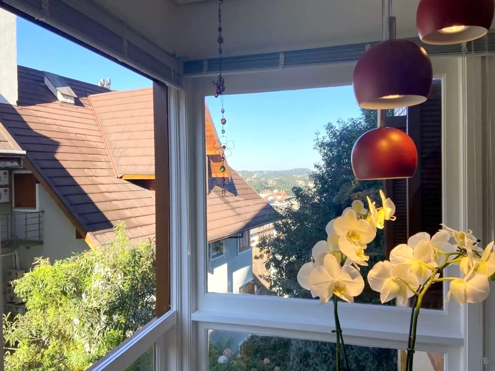 Janelas com vista para os telhados de Gramado