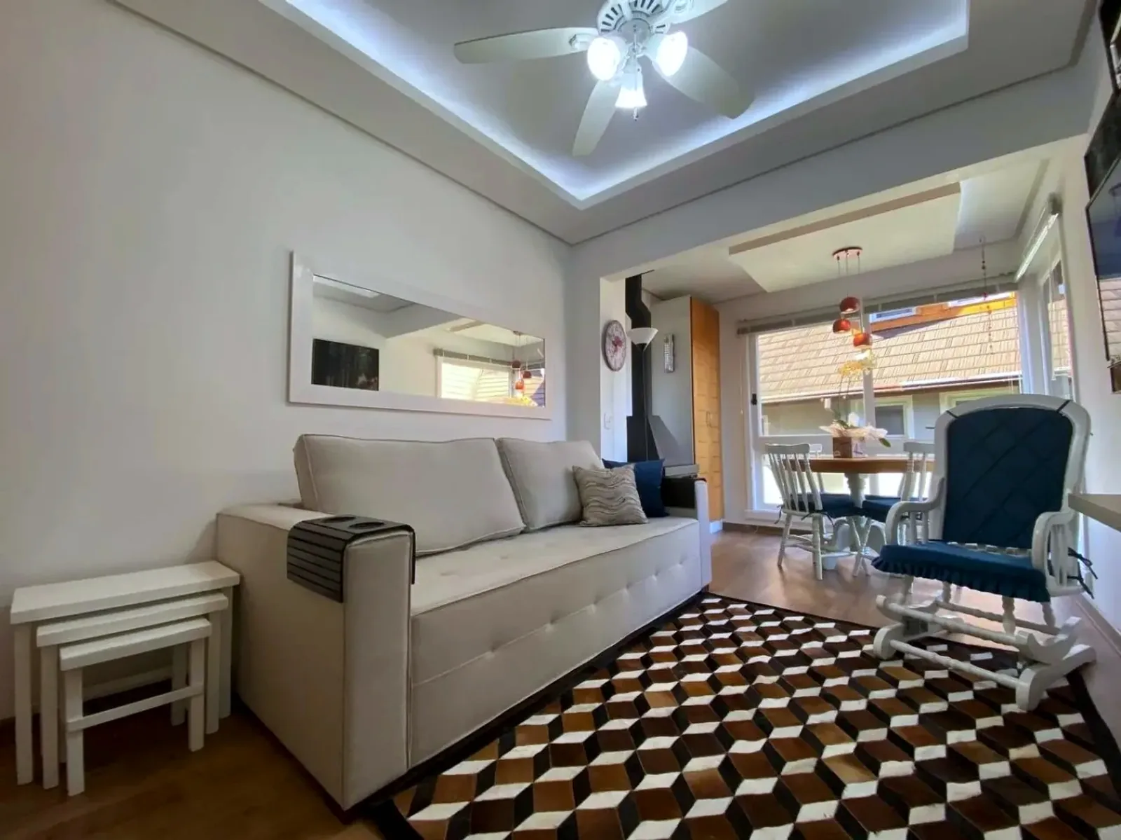 Living com ventilador de teto e tapete