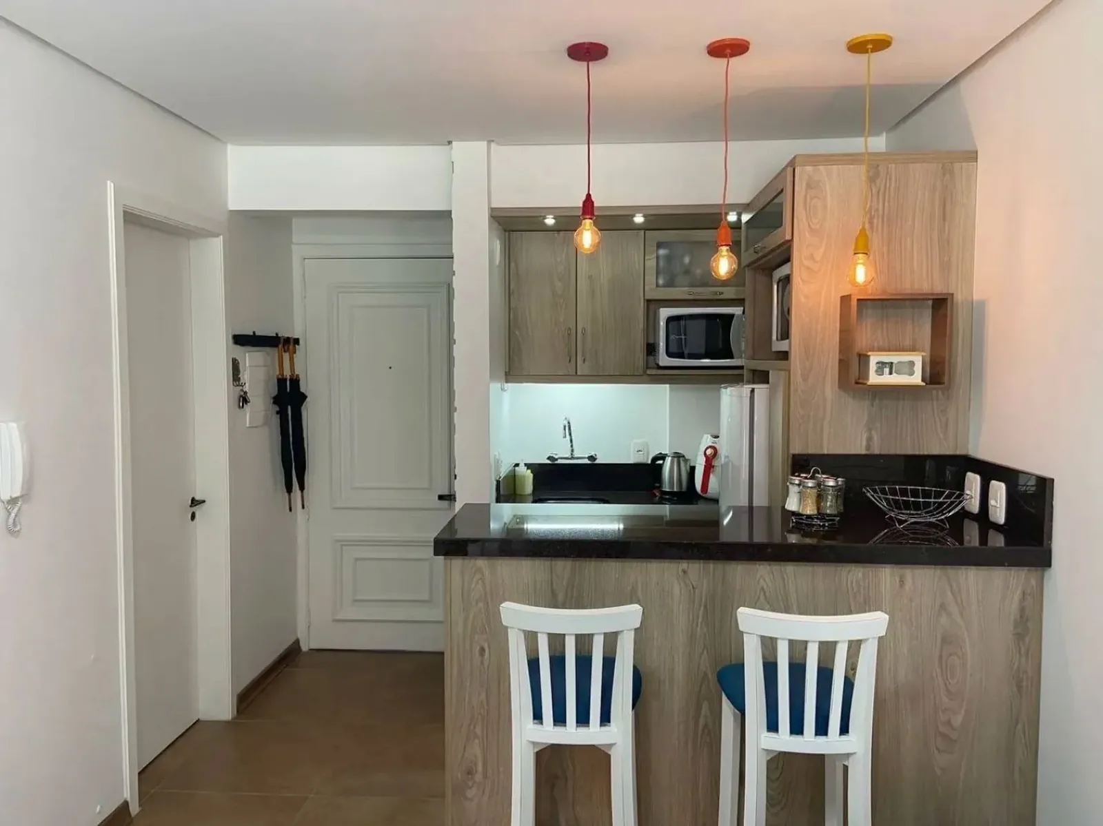 Cozinha americana com banquetas