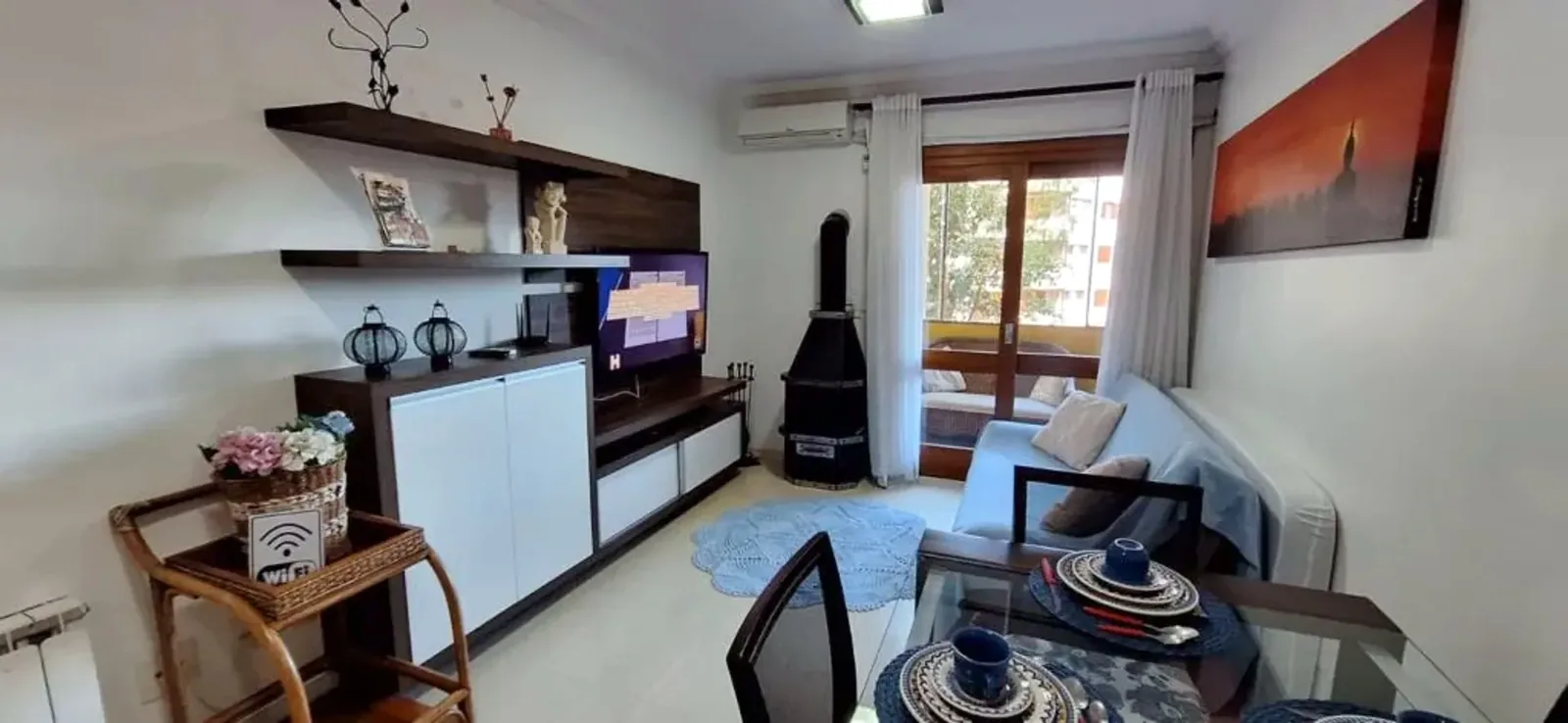 Living com lareira e estante