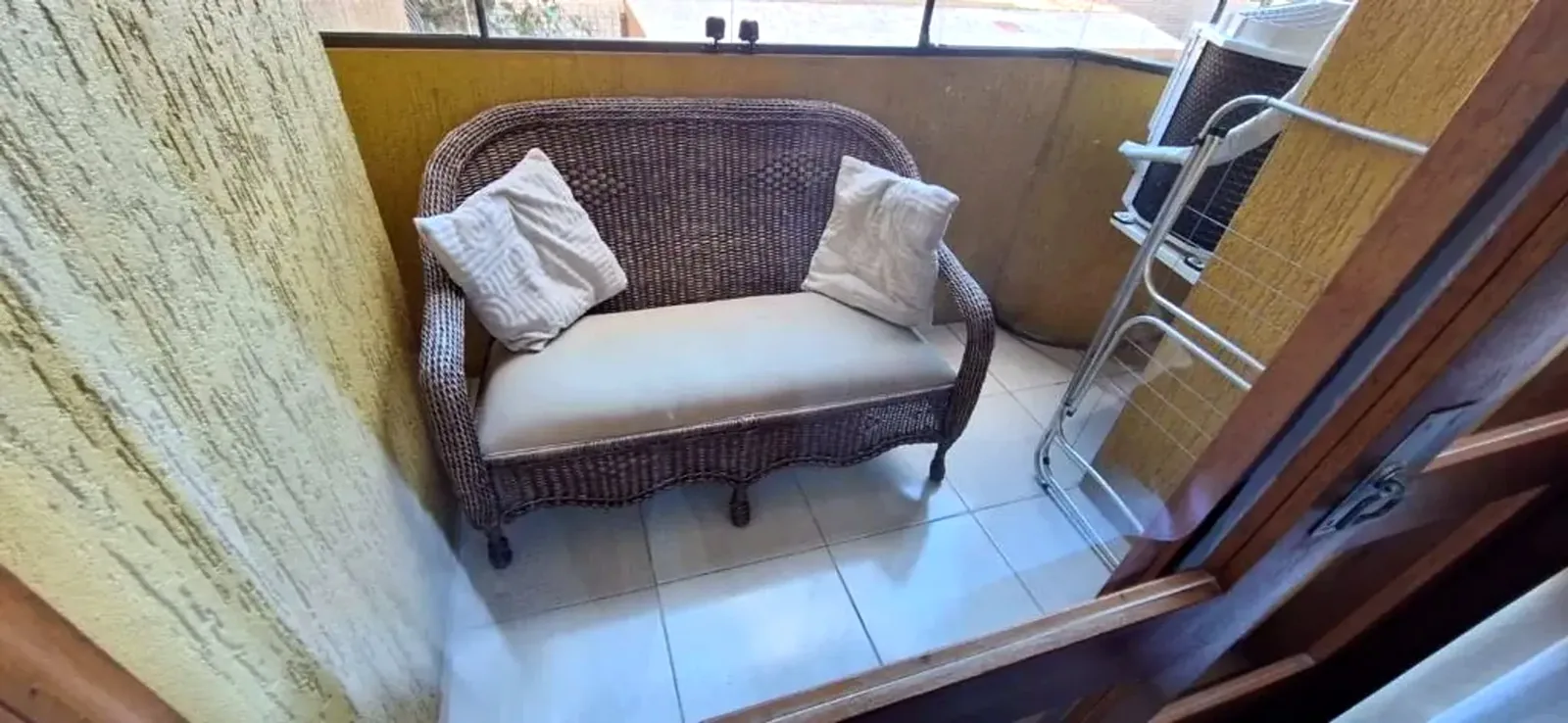 Sacada com sofá de vime