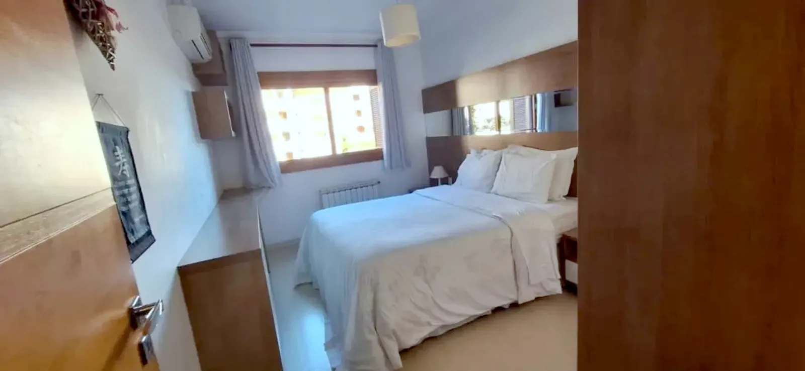 Dormitório com cama de casal