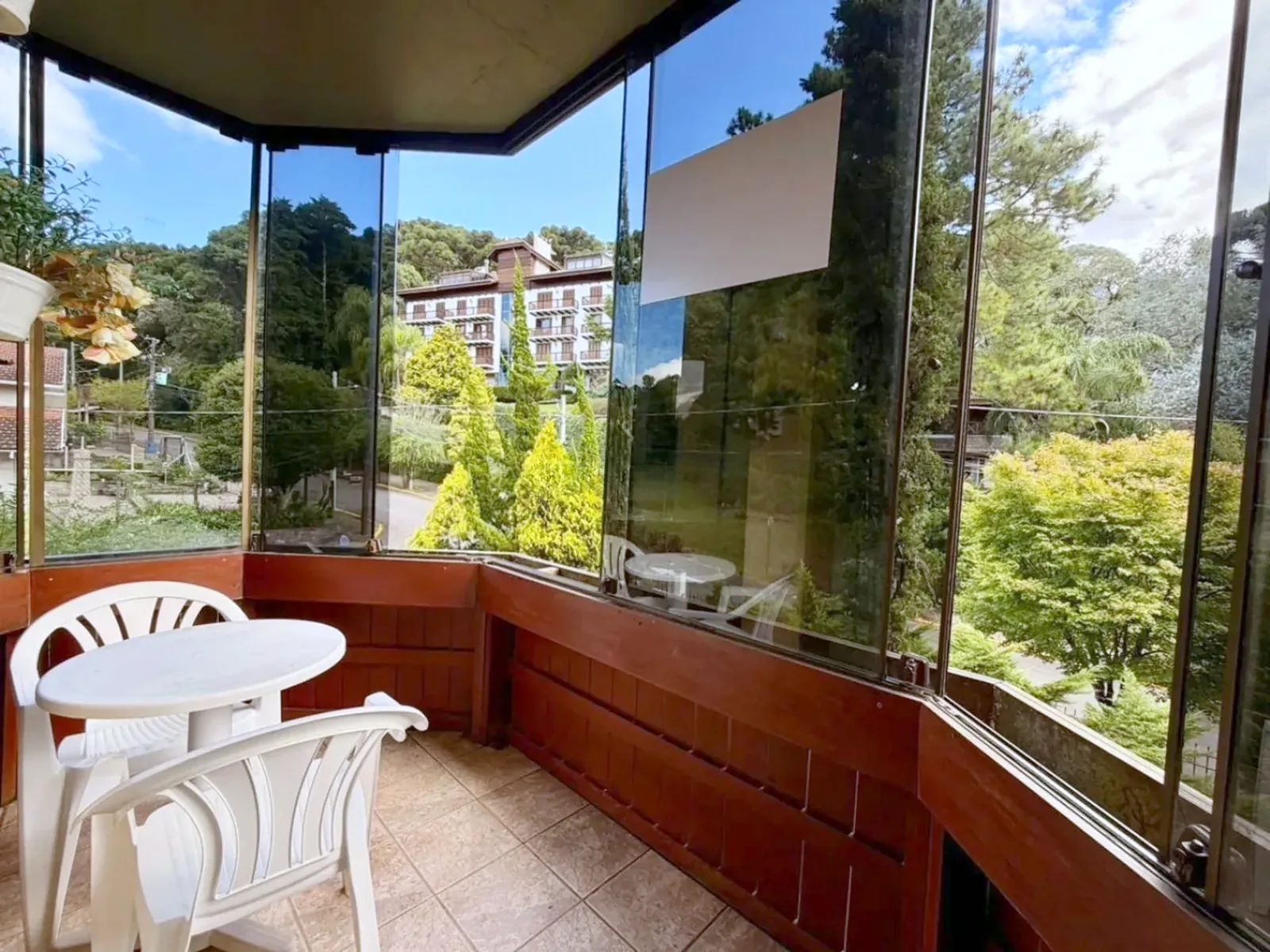 Sacada fechada com vista para o verde