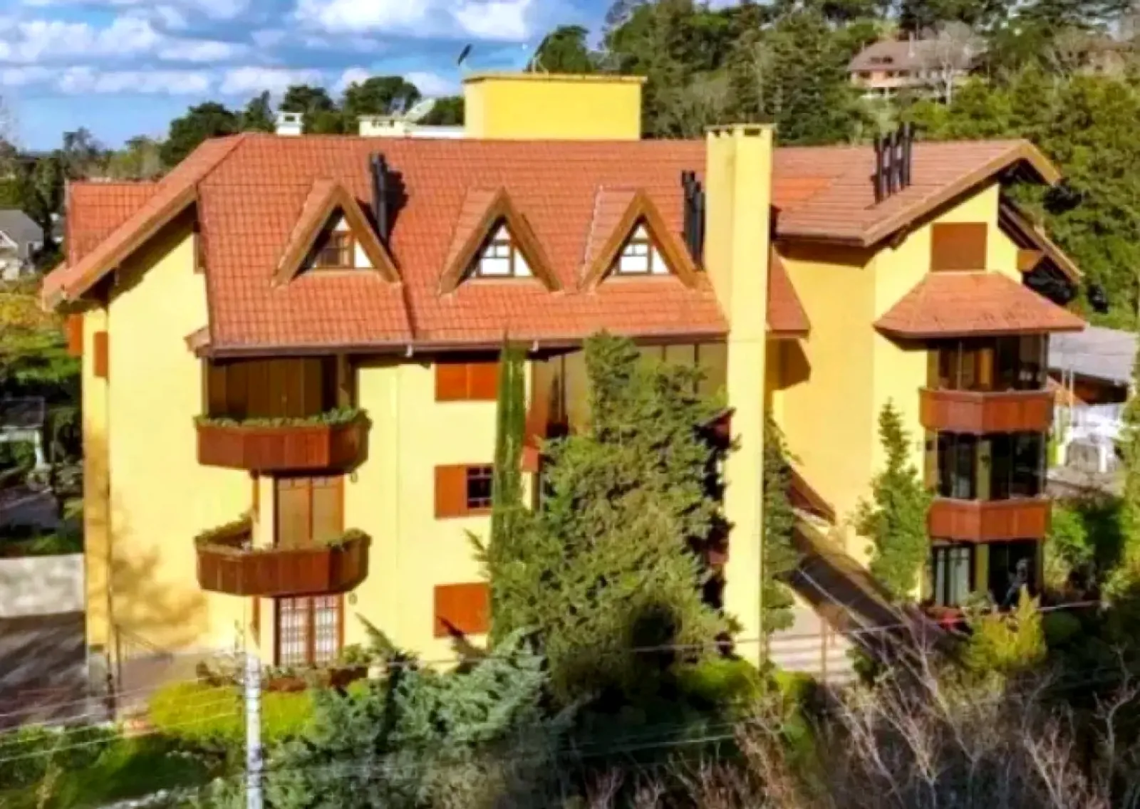 Prédio em estilo serrano com jardim