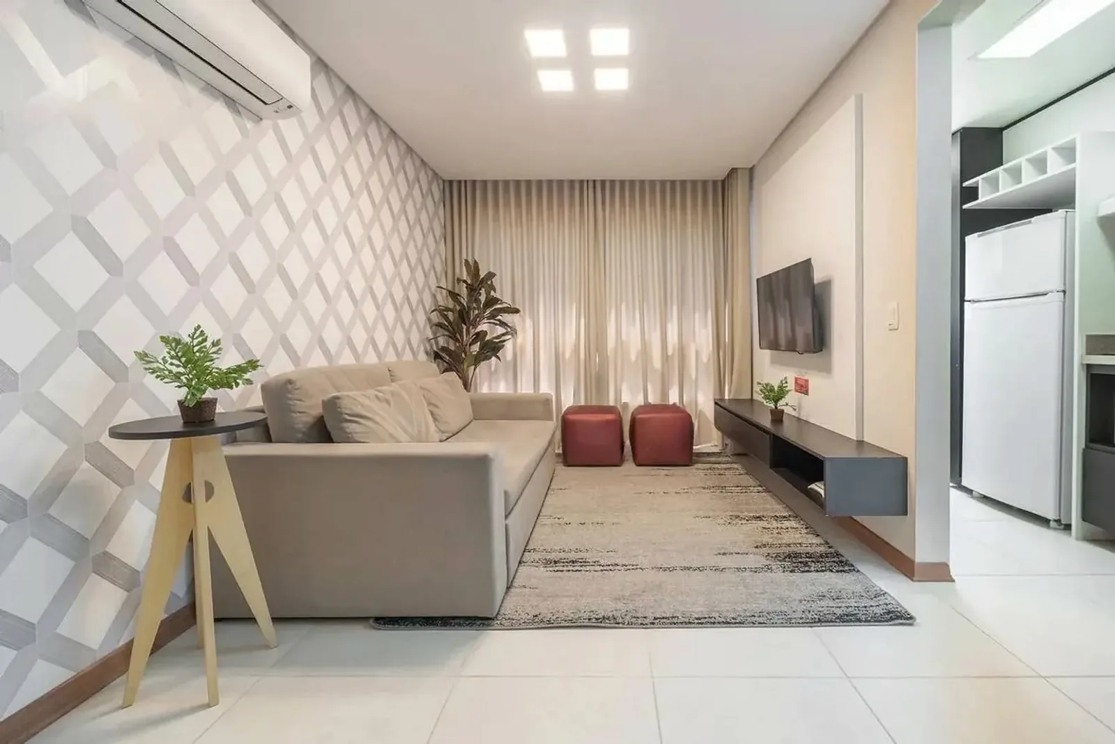 Living com sofá e papel de parede claro