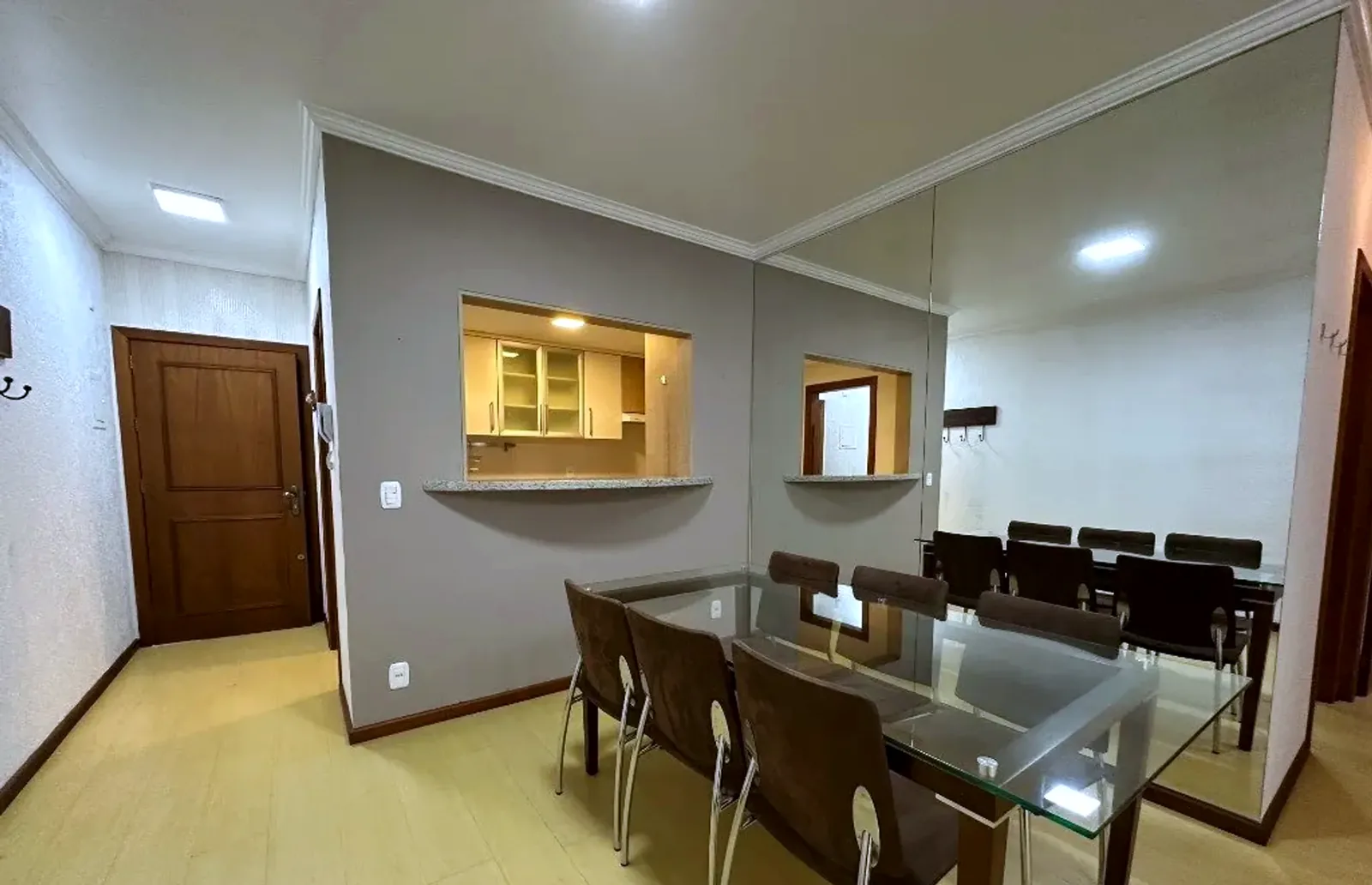 Mesa de jantar e passa-pratos