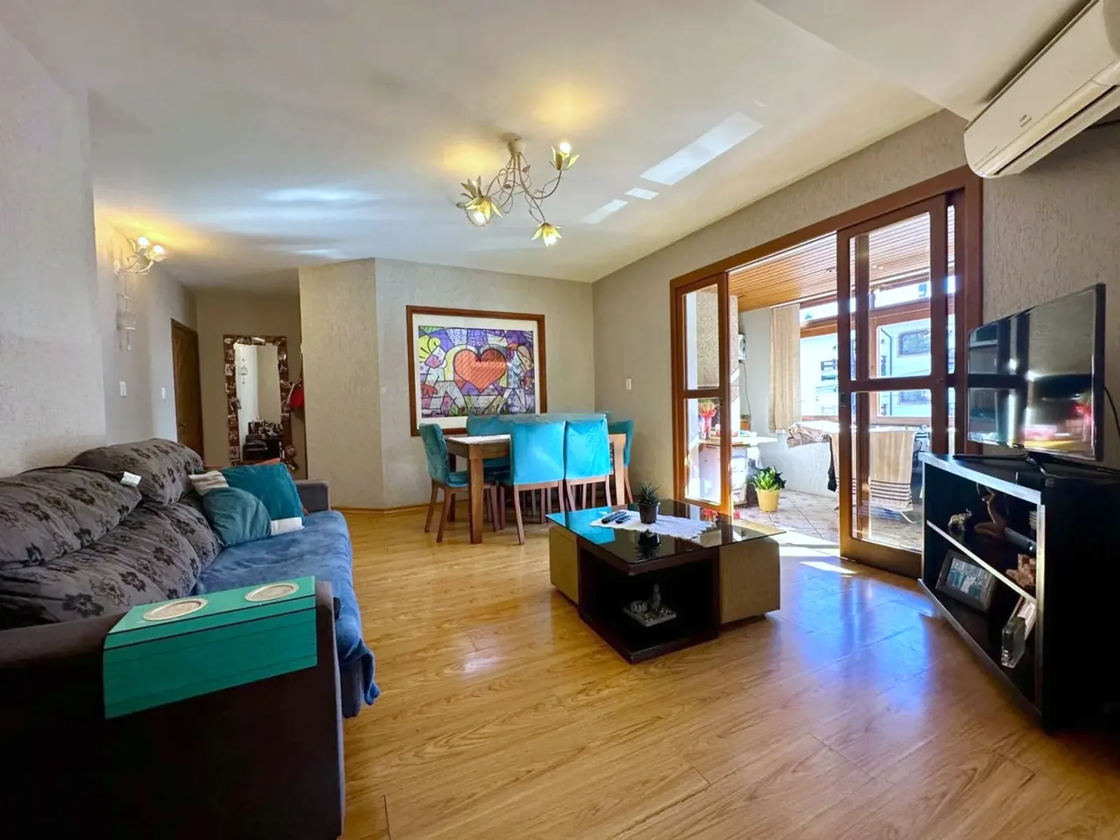 Sala de estar e jantar com porta para a sacada
