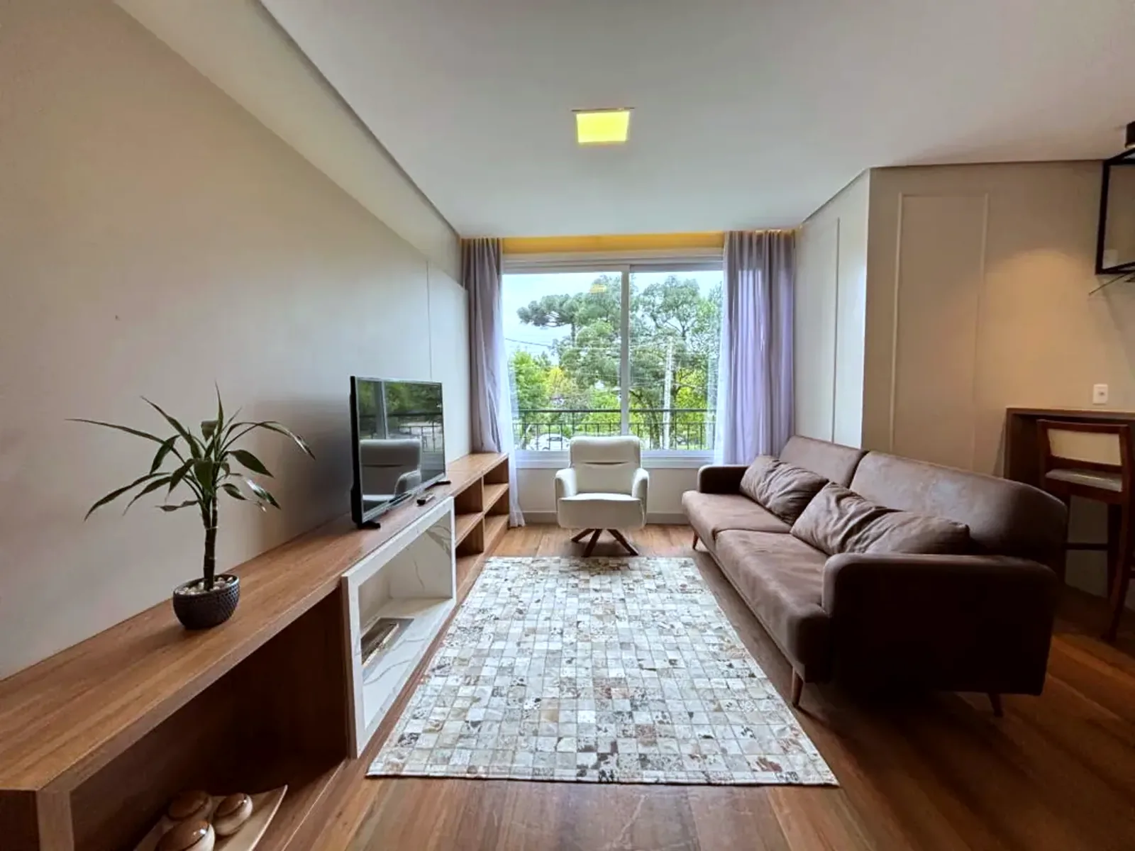 Sala de estar com janela ampla