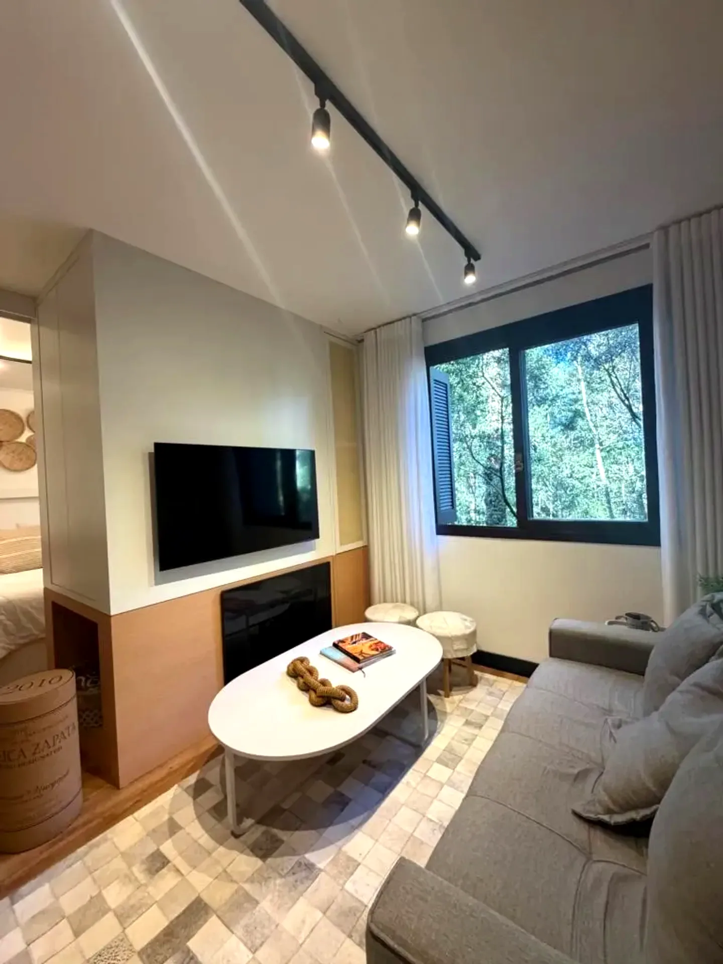 Apartamento mobiliado com lareira em condomínio clube
