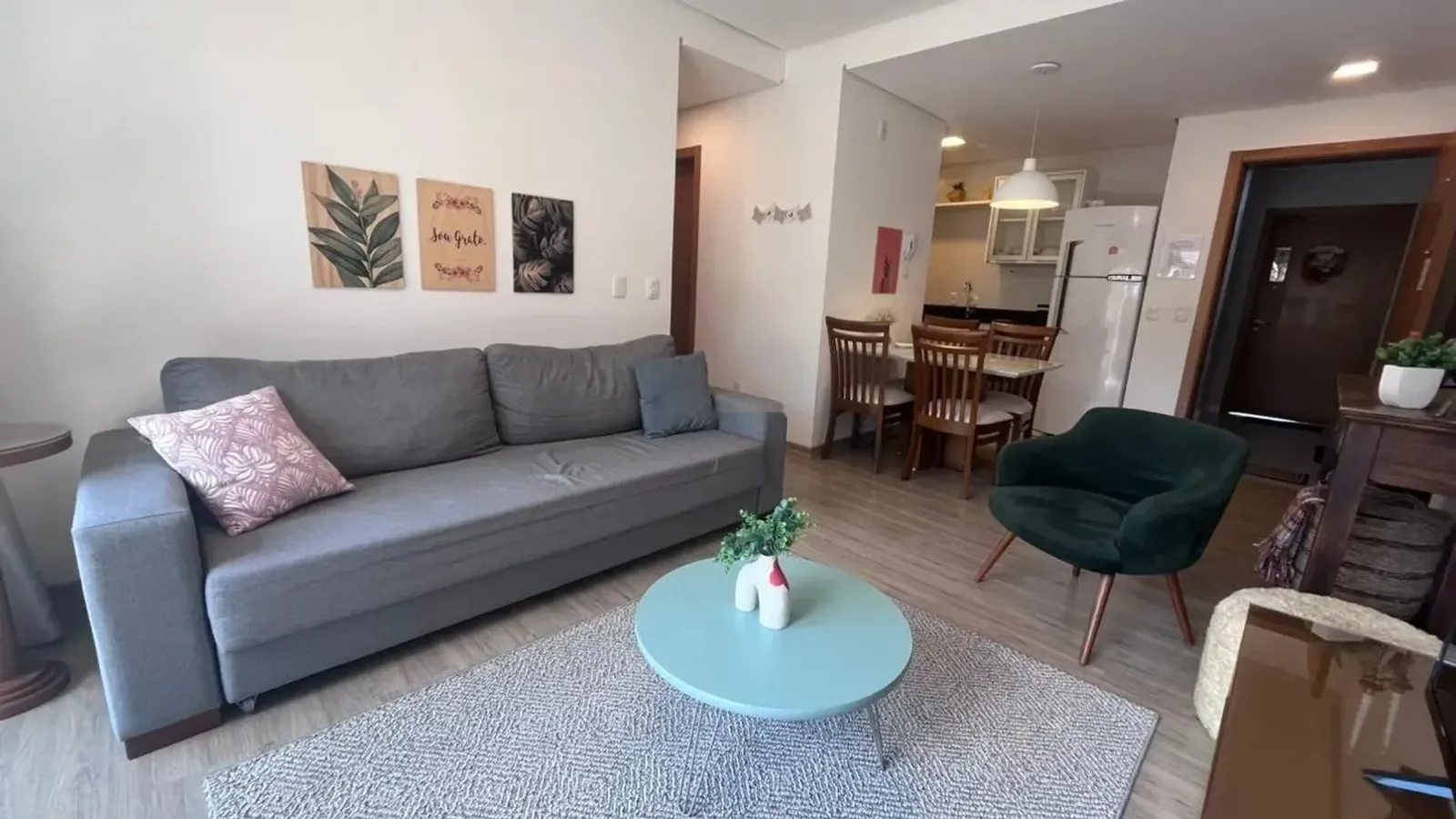 Apartamento mobiliado com suíte, 2 vagas e piscina aquecida
