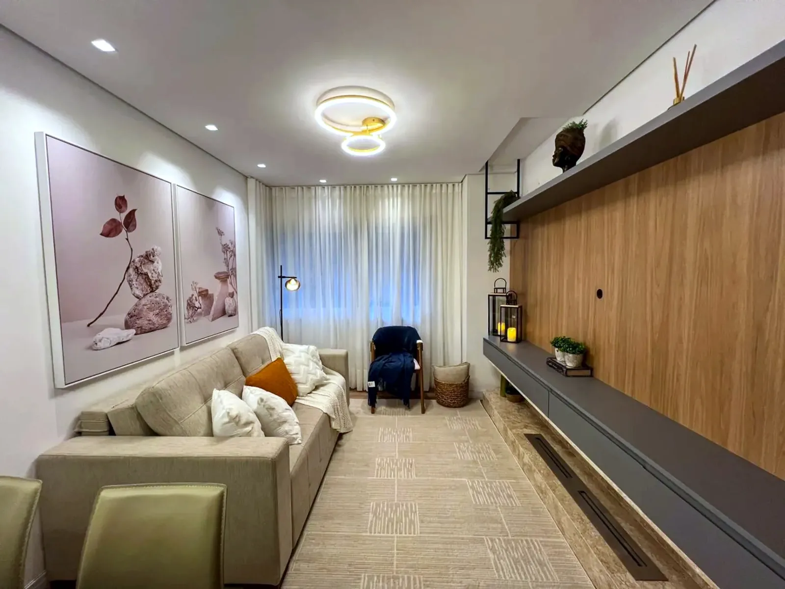 Living com sofá e painel em madeira