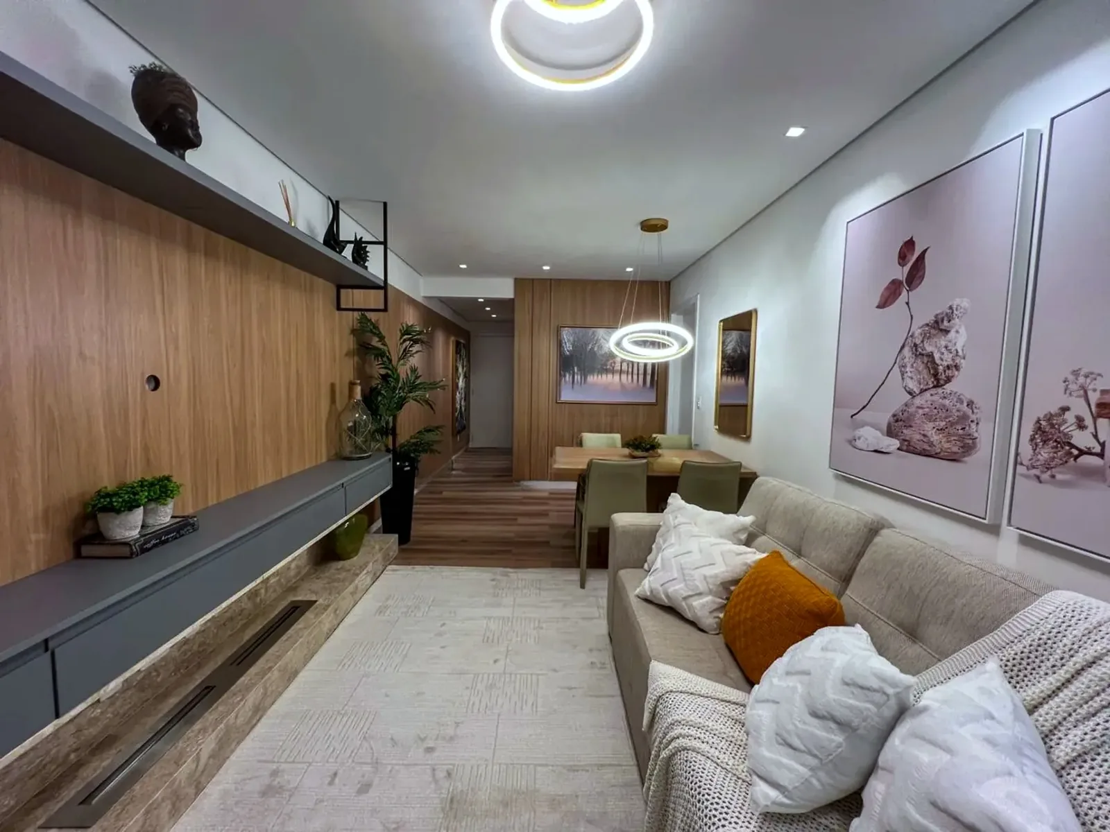 Living com painel ripado e estante