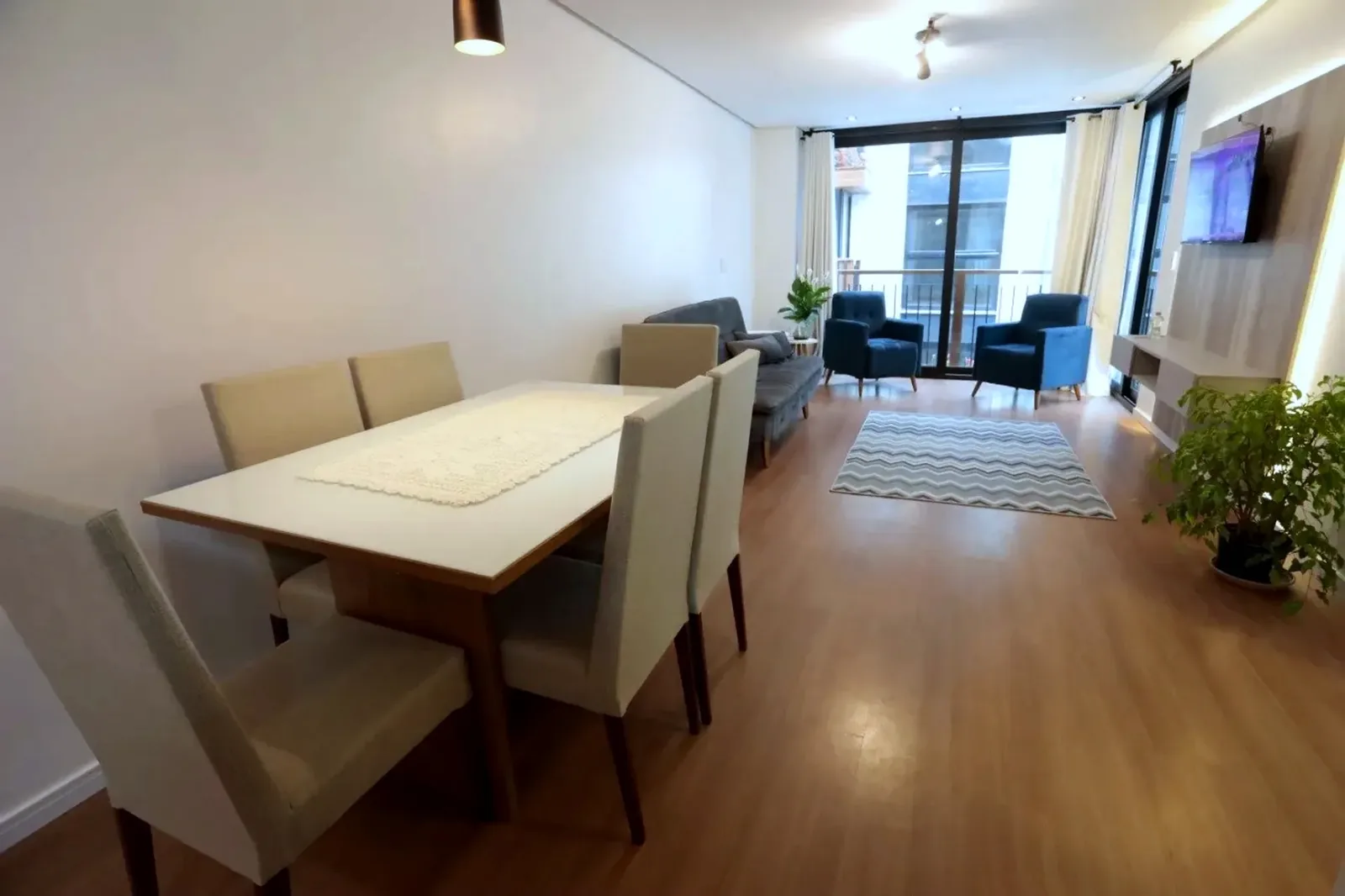 Sala de jantar integrada ao living