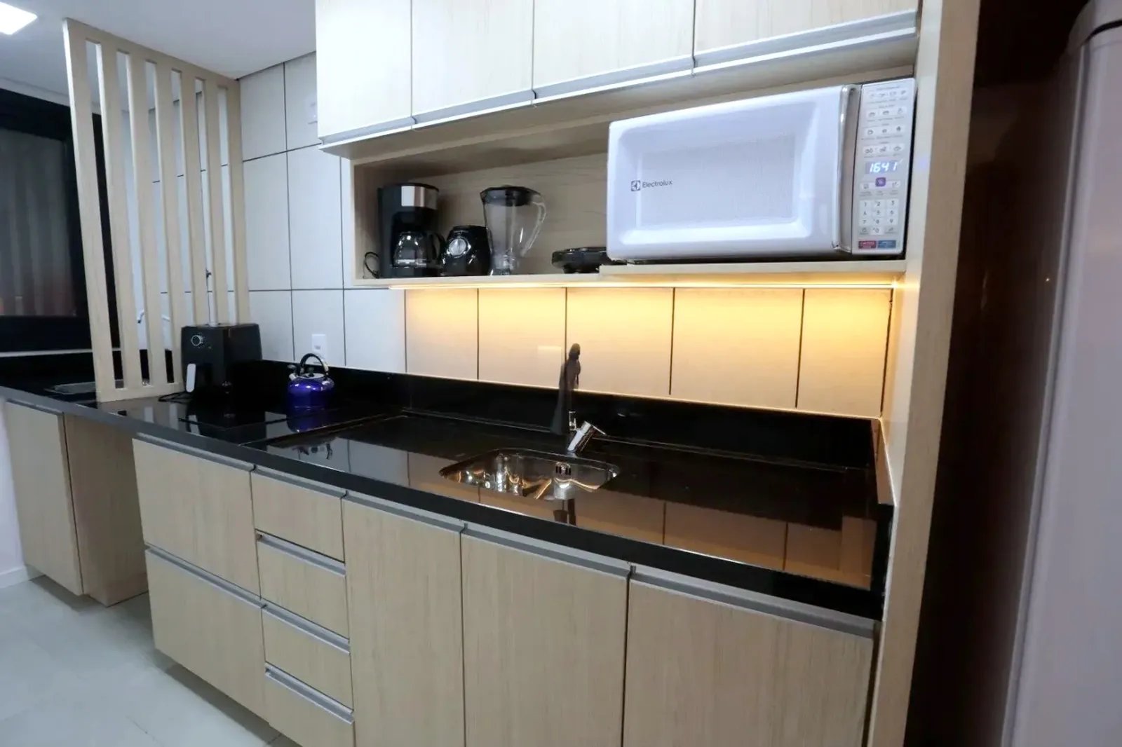 Cozinha com bancada em granito