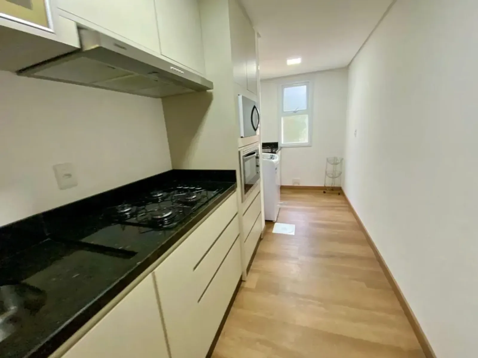 Cozinha com cooktop e forno