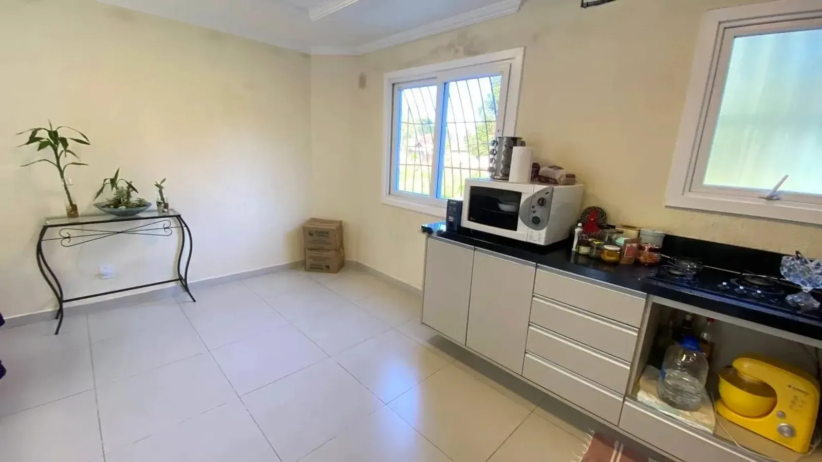 Cozinha planejada integrada ao living