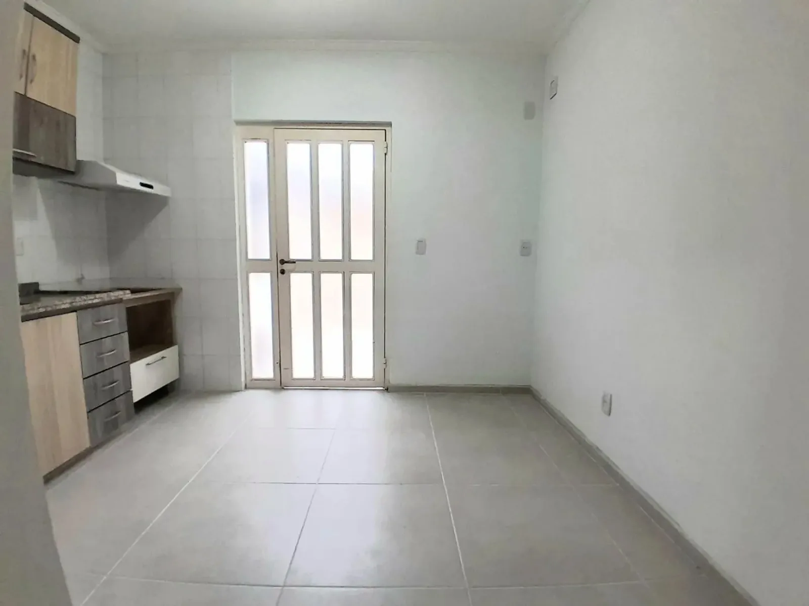 Cozinha com porta para o solário