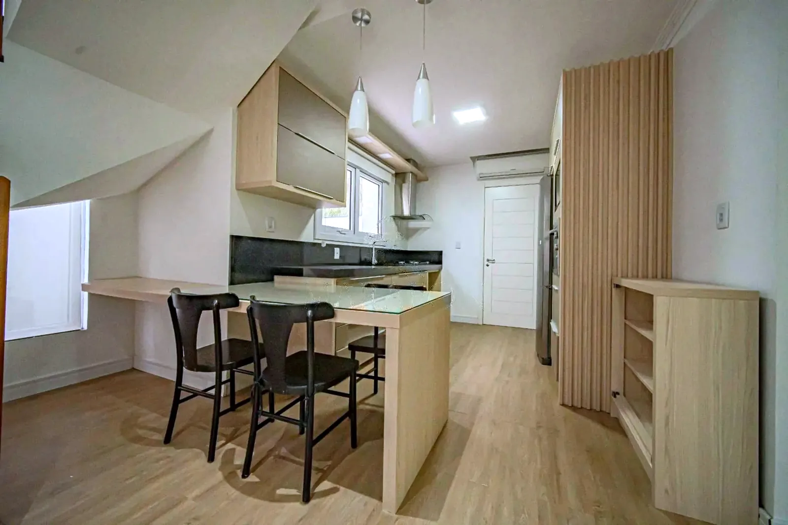 Cozinha com bancada e banquetas