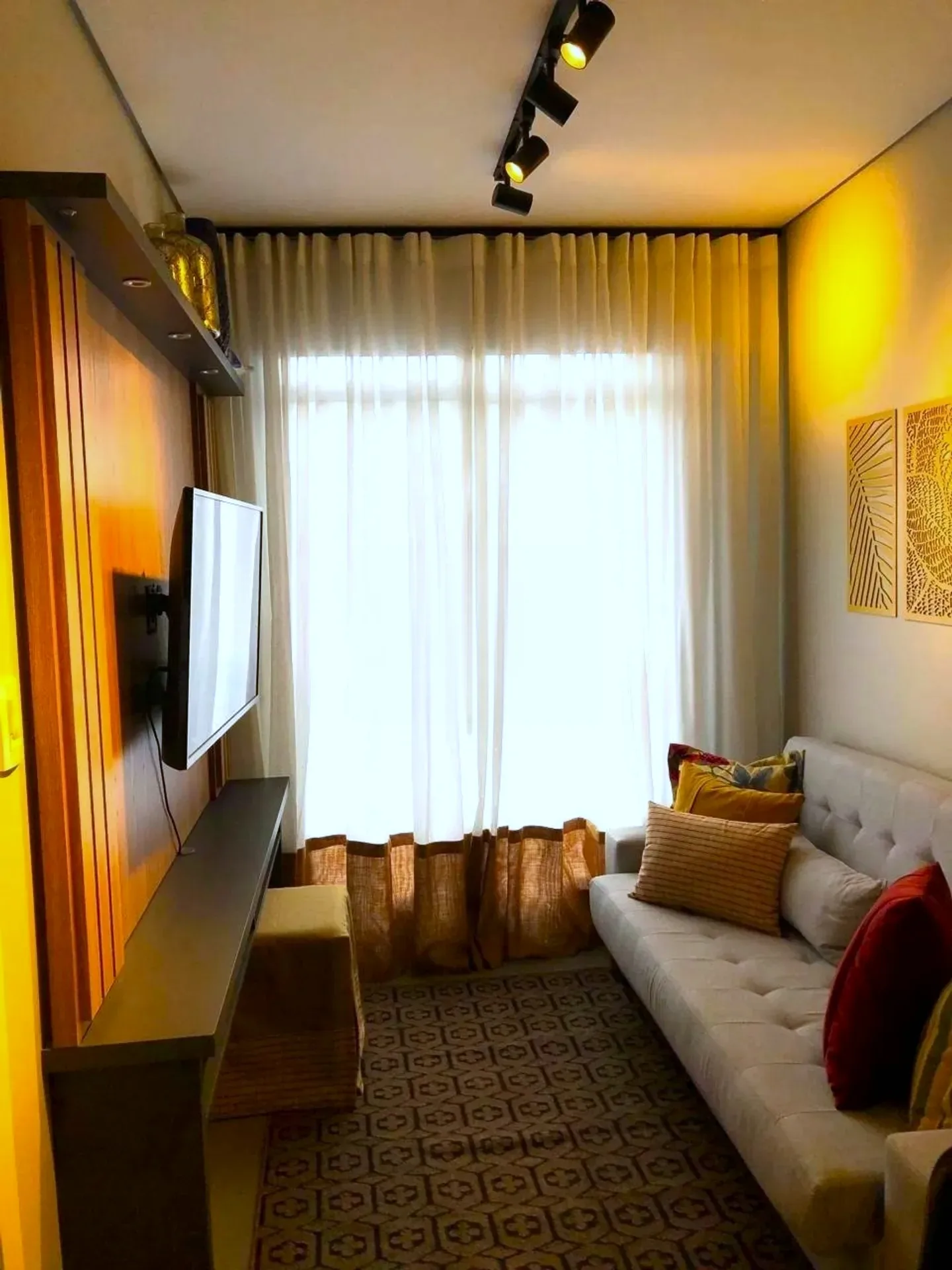Living com TV e cortinas